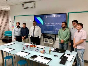 Foto com equipe e direção do projeto reunidos.